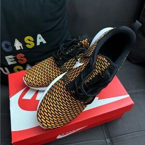 Nike Roshe Flyknit sz 13 Blk/Wht/Total Orange-Volt